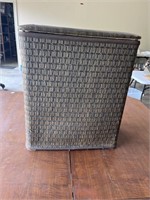 Wicker laundry basket with lid