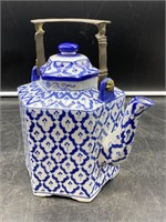 ANTIQUE BLUE & WHITE CHINESE HEXAGONAL TEA POT