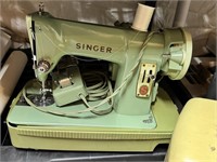 VINTAGE SINGER SEWING MACHINE / NOT TESTED /