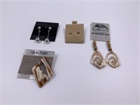 4 Pairs of ladies earrings               (700)