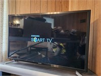 Samsung Smart TV w/ Remote & TV Stand