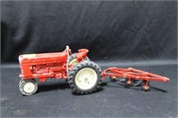 ERTL INTERNATIONAL HARVESTER TRACTOR WITH