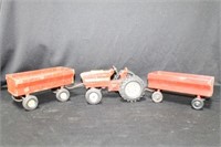 ERTL INTERNATIONAL HARVESTER TRACTOR WITH 2 FARM