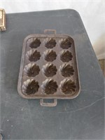 Vintage turks head muffin pan 14x9.5in