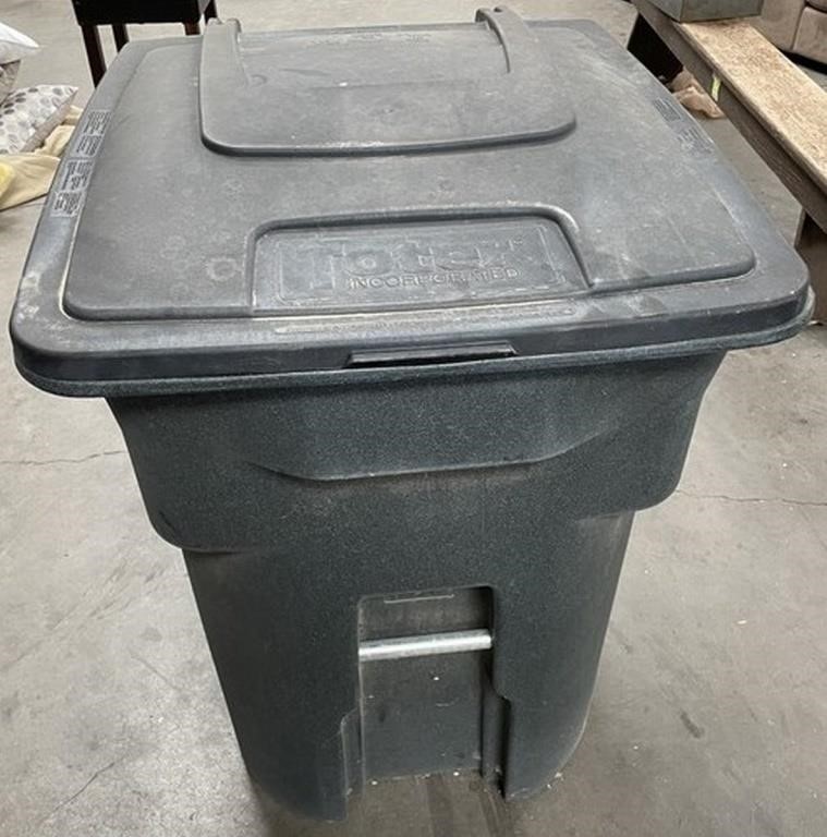 W - WHEELED TRASH CAN