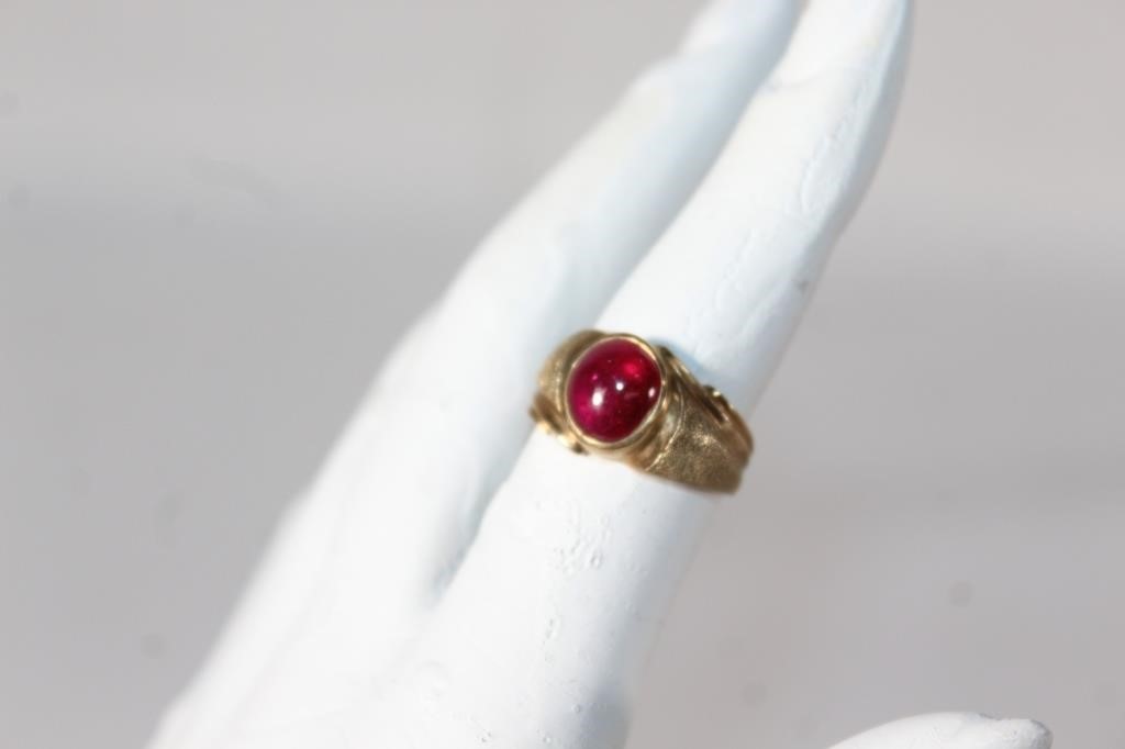 10 kt gold & Ruby Cabochon ring - size 7