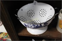 BLUE WILLOW DECORATED COLANDER