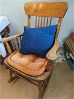 ROCKING CHAIR W PILLOWS