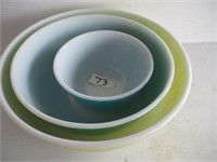 Set of 3 Pyrex Bowls