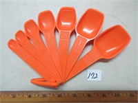 COOL RETRO TUPPERWARE MEASURING SPOONS