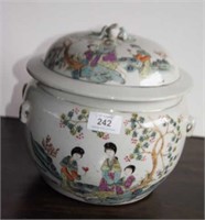 Famille verte covered pot decorated with