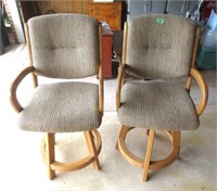 2 armed and upholstered swivel chairs