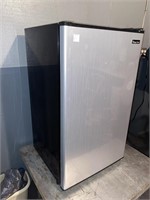 MAGIC CHEF 3.3 CU. FT MINI FRIDGE