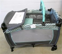 Evenflo Portable Baby Suite Deluxe Spearmint Spree