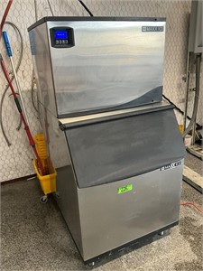 2023 Maxx Cold ice machine with bin