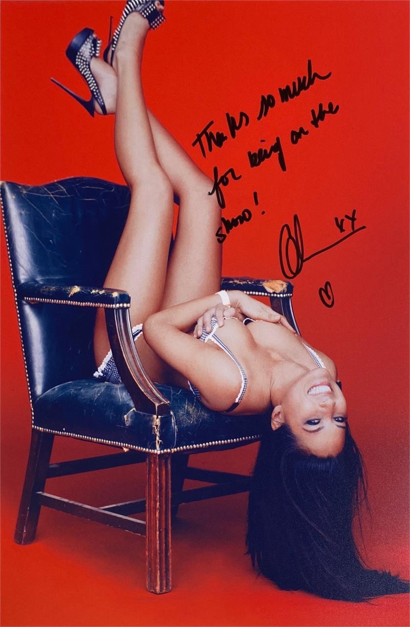 Autograph  
Olivia Munn Photo