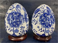 2 BLUE AND WHITE PORCELAIN EGGS ON STAND
