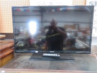 32" Samsung Flat Panel TV w/ remote