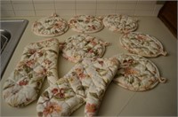 Lot of 8 Matching Oven Mits