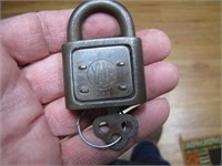 VINTAGE ANTIQUE YALE IRON PADLOCK LOCK WITH KEY