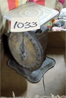 TABLE MODEL ANTIQUE WEIGHT SCALE