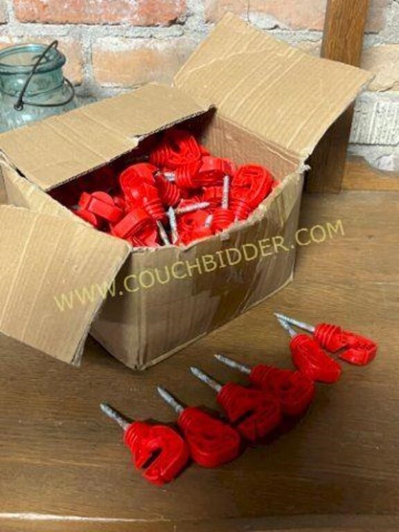 Box of electric fence guides insulators