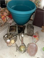 Miscellaneous items - green planter