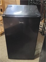 Midea - 3.3 Cu Ft Compact Refrigerator