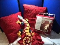 Full/Queen Quilt Pillows & Lizard Décor