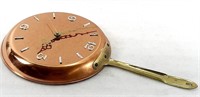 Horloge design sur poêle en cuivre et laiton 10"
