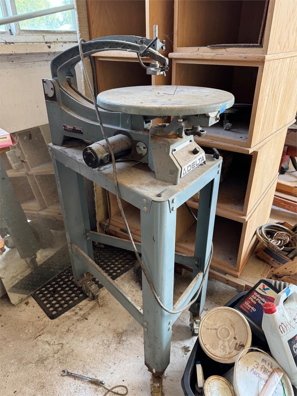 Delta Jig Saw on Metal Stand/Wheels