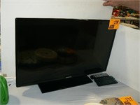 32" SAMSUNG FLAT SCREEN TV AND REMOTE