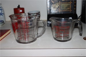 2 Anchor Hocking measuring cups - 2 and 4 cup