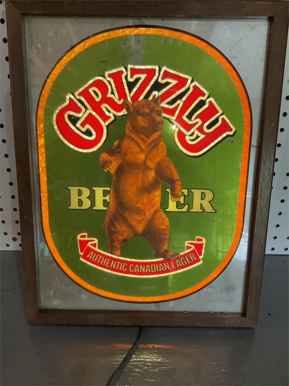 Grizzly Beer light up bar sign works
