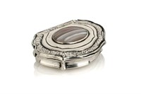 PROVINCIAL SILVER SNUFF BOX WITH AGATE TOP, 47g