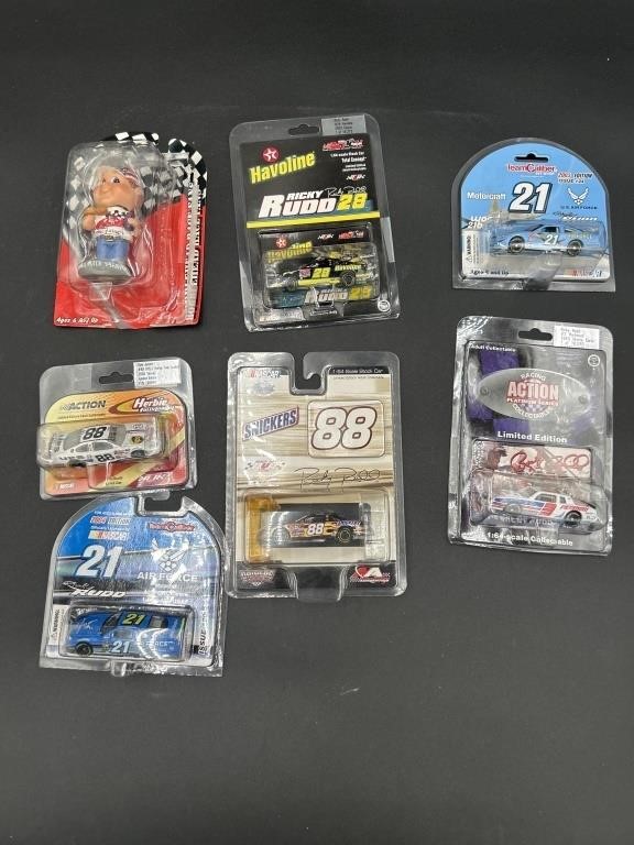 1:64 NASCAR Cars and Figurine