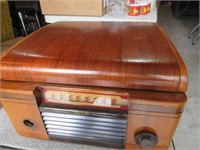 RCA Victor Wood Case Radio/ Phonograph