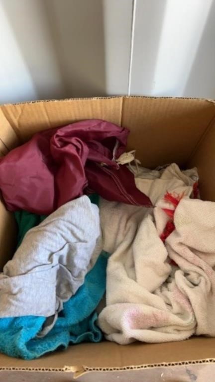 Box of miscellaneous linens (sc9)