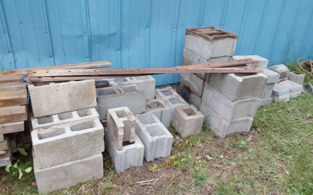 CONCRETE BLOCKS LOT- CONTENTS OF PILE