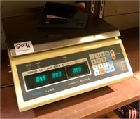 Kubota LA-320 digital counter top scale