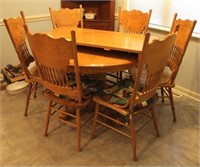 Round oak dining table w/ leaf & 6 chairss