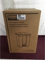 NIB Rubbermaid Commercial Steps Waste Container