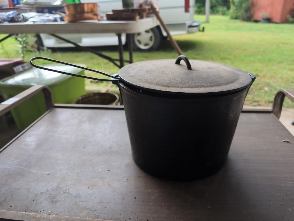 Cast iron bean pot w lid & basket no handle