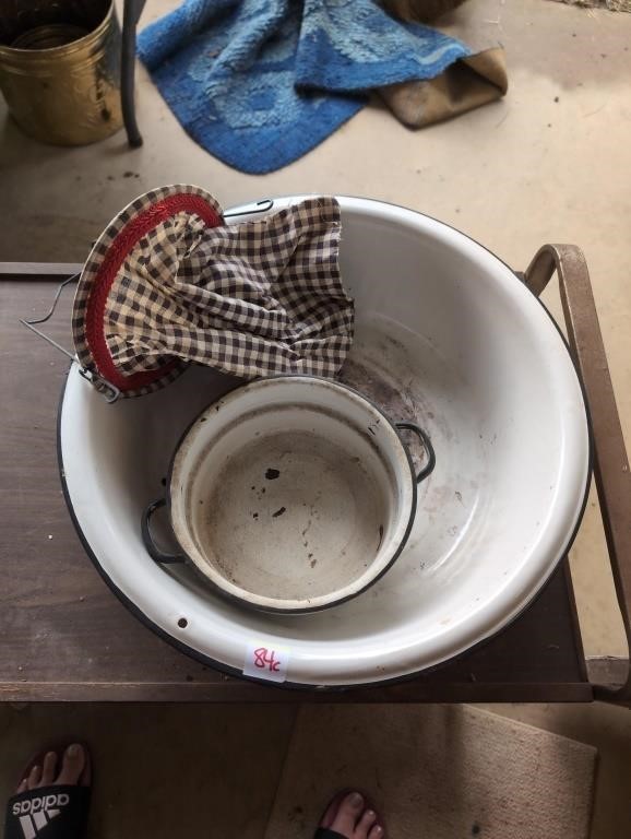 Enamel pan, small enamel pot and clothepin bag