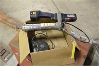 Lincoln 12V Grease Gun w/Extra Battery, Works Per