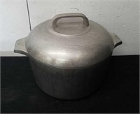 Vintage Wagner Ware 6 quart Magnalite pan with