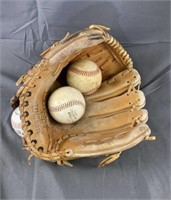 Wilson Baseball Mit & 3 Balls