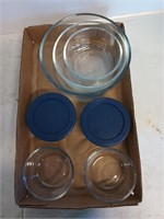 Assorted Pyrex bowls and lids