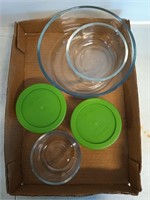 Assorted Pyrex bowls and lids