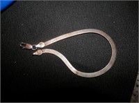 Jewelry-marked 925 bracelet-clasp sticks to magnet